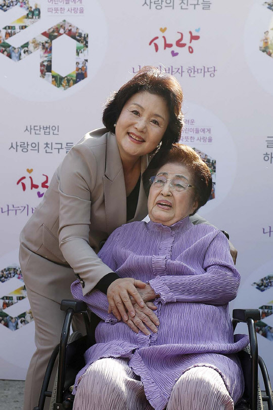 고 김대중 전 대통령의 부인 이희호 여사가 10일 별세했다. 사진은 지난 2017년 10월28일 문재인 대통령의 부인 김정숙 여사와 이 여사가 이화여고 유관순 기념관에서 사단법인 사랑의 친구들이 주관해 20번째 맞은 사랑나누기바자회 한마당에 참석해 자원봉사를 격려하고 있는 모습. 청와대 제공